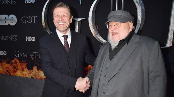 Sean Bean, který hraje Eddard Starka, a spisovatel George R. R. Martin, tvůrce Hry o trůny.