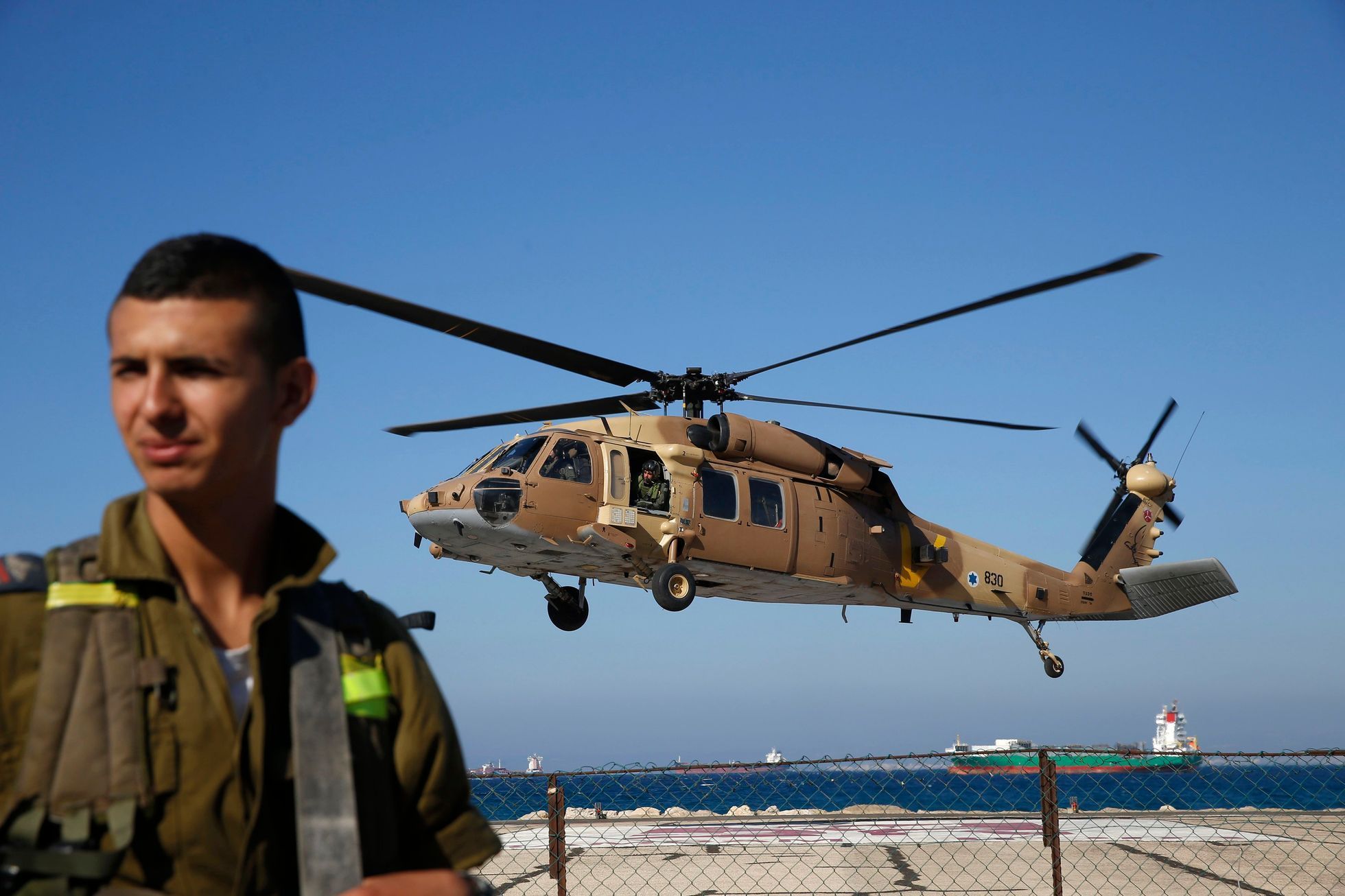 Vrtulník přepravuje zraněné izraelské vojáky do nemocnice v Haifě.
