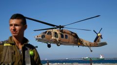 Vrtulník přepravuje zraněné izraelské vojáky do nemocnice v Haifě.