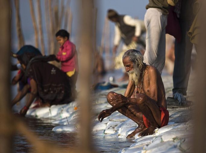 A Hindu devotee prays as he takes a holy dip in the waters of the Ganges river ahead of the "Kumbh Mela", or Pitcher Festival, in the northern Indian city of Allahabad January 10, 2013. During the festival, hundreds of thousands of Hindus take part in a religious gathering at the banks of the river Ganges. The festival is held every 12 years in different Indian cities. REUTERS/Ahmad Masood (INDIA - Tags: RELIGION SOCIETY) Published: Led. 10, 2013, 8:24 dop.