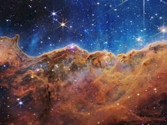 Krajina "hor" a "údolí" posetá třpytivými hvězdami je ve skutečnosti okrajem blízké, mladé, hvězdotvorné oblasti NGC 3324 v mlhovině Carina.