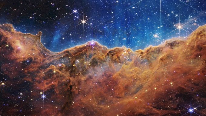 Krajina "hor" a "údolí" posetá třpytivými hvězdami je ve skutečnosti okrajem blízké, mladé, hvězdotvorné oblasti NGC 3324 v mlhovině Carina.