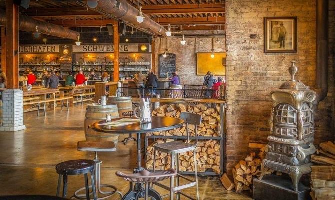 USA pivnice  interiér kamna