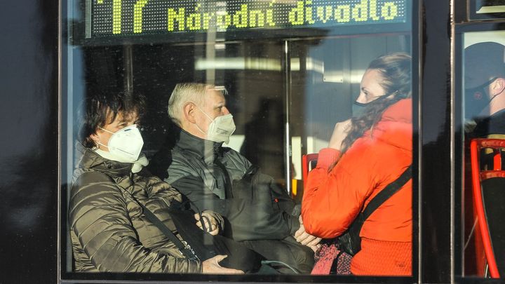 Počty nově nakažených dál klesají, hospitalizovaných v nemocnici naopak přibývá; Zdroj foto: Jakub Plíhal
