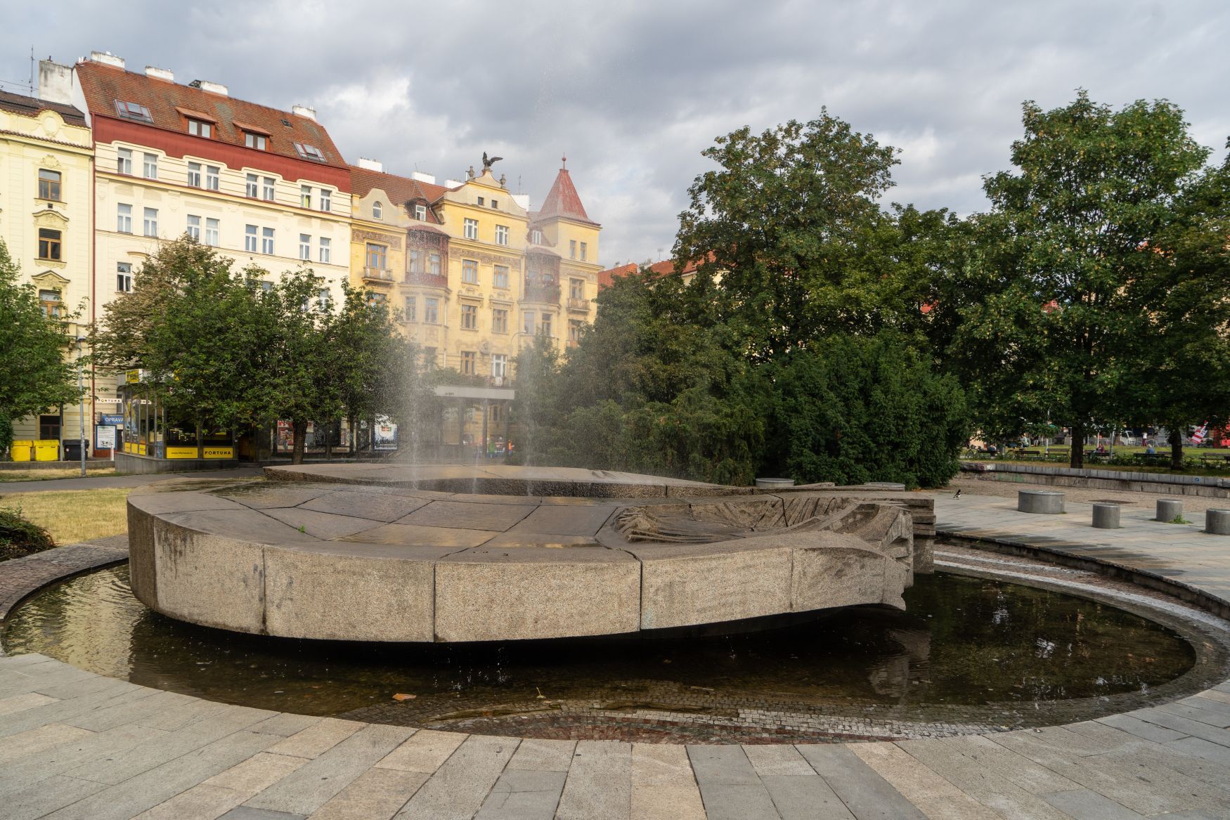 Fontána na náměstí Jiřího z Poděbrad
