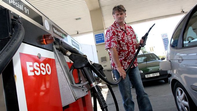 Benzinová pumpa Esso na Evropské v Praze. Benzín stojí v Česku kolem třiceti korun, což je srovnatelné s okolními evropskými státy.