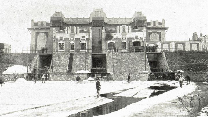 Obrazem: Když led, tak z Braníka, třeba i v létě. Taková byla slavná ledárna u Vltavy; Zdroj foto: Neznámý autor / Reprofoto vydání Světozoru 26. 1. 1913 / Public domain / via www. Historicka-praha.cz