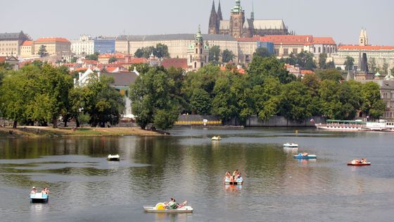 Obrazem: Nejteplejší pražský 7. srpen za dvě stě padesát let