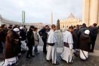 S úderem deváté hodiny dopolední se v pondělí veřejnosti otevřely dveře vatikánské Svatopetrské baziliky.