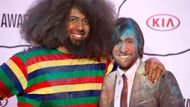 Komik a hudebník Reggie Watts (vlevo) s hercem a muzikantem Jasonem Schwartzmanem - dvojice, která večer uváděla.