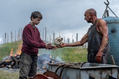 Očekávaný zombie horor 28 let poté připomíná smrtelnost. A stále překvapuje!