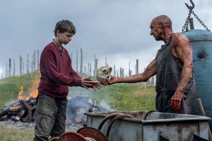 Alfie Williams jako Spike a Ralph Fiennes v roli Dr. Kelsona ve filmu 28 let poté.