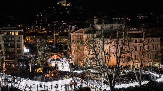 Pohled na cílovou rovinku, která končila jen zhruba tři desítky metrů před přístave Vieux. Na kopci je nasvícena katedrála Notre-Dame.