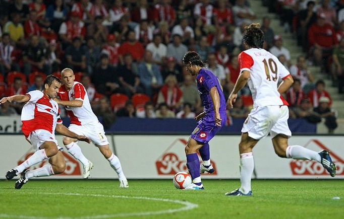 Pablo Daniel Osvaldo (uprostřed, ACF Fiorentina) mezi obránci SK Slavia Praha.