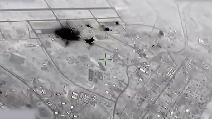 Záběry íránského několikanásobného raketového útoku na americkou základnu v Iráku v 8. ledna 2020.