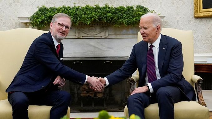 Premiér Petr Fiala a prezident USA Joe Biden při setkání v Oválné pracovně Bílého domu