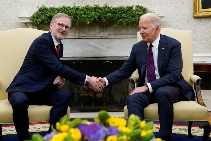 Premiér Petr Fiala a prezident USA Joe Biden při setkání v Oválné pracovně Bílého domu