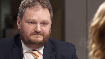 Bartoň: Vyloučení ze SWIFT nemusí stačit. Největší ekonomickou zbraň má teď Amerika