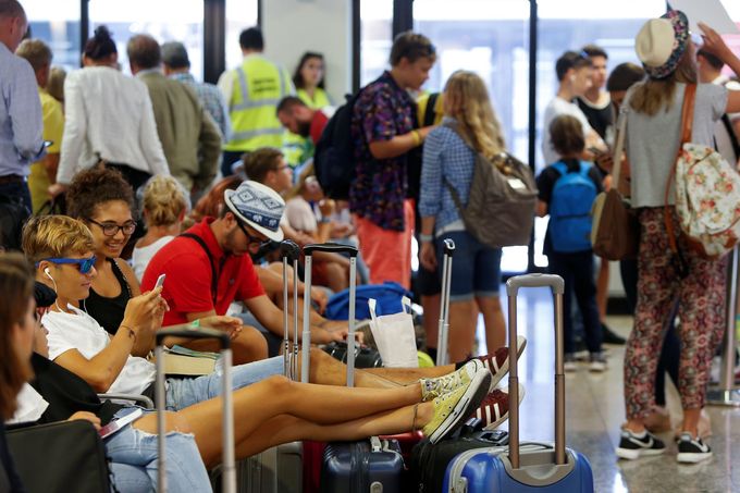 Čekající cestující na své zpožděné lety na letišti na Maltě.