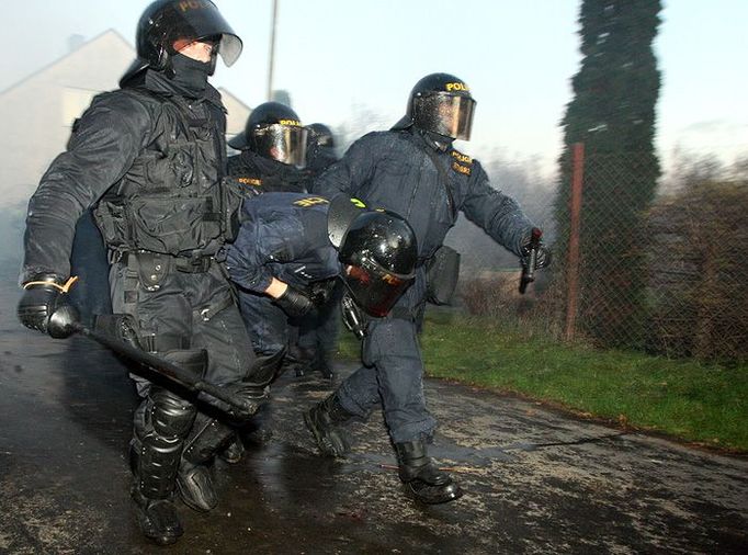 Přibývalo také zraněných policistů. Někteří se sami dusili v použitém slzném plynu, jiné trefili útočníci.