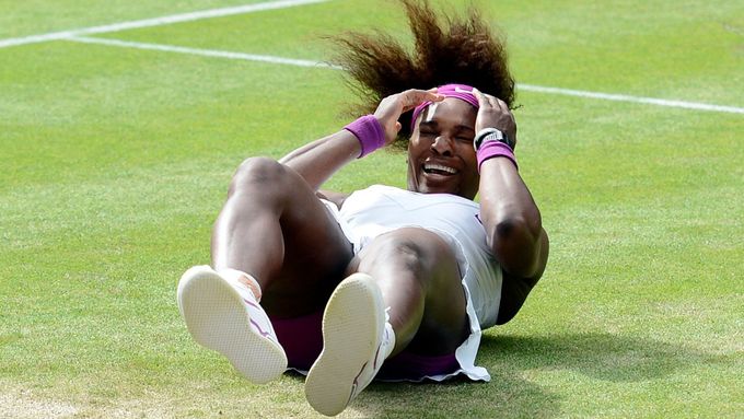 Serena Williamsová ve finále Wimbledonu 2012, na kterém nastupovala s barevným spodním prádlem.
