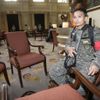 Ozbrojený voják sedí ve foyer hotelu v Manile