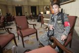 Ozbrojený voják sedí ve foyer hotelu v Manile.