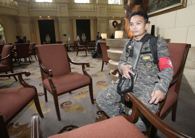 Ozbrojený voják sedí ve foyer hotelu v Manile