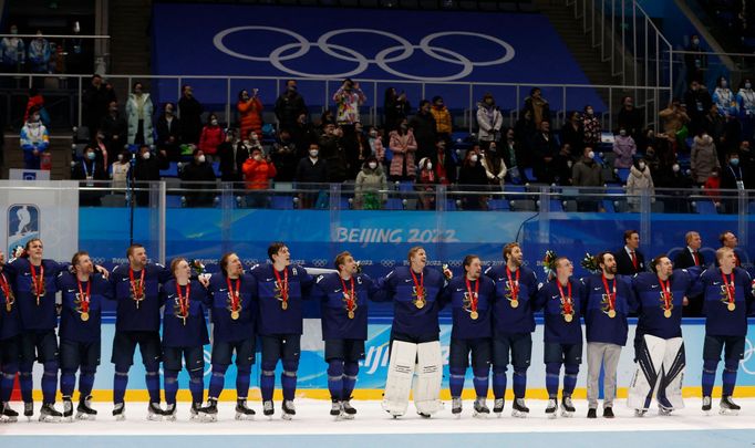 Finové po finále se zlatými medailemi při závěrečném hokejovém ceremoniálu