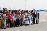 Je 11:45. Na letišti Borispil na okraji Kyjeva čekají příbuzní a novináři na přílet letadla z Ruska.