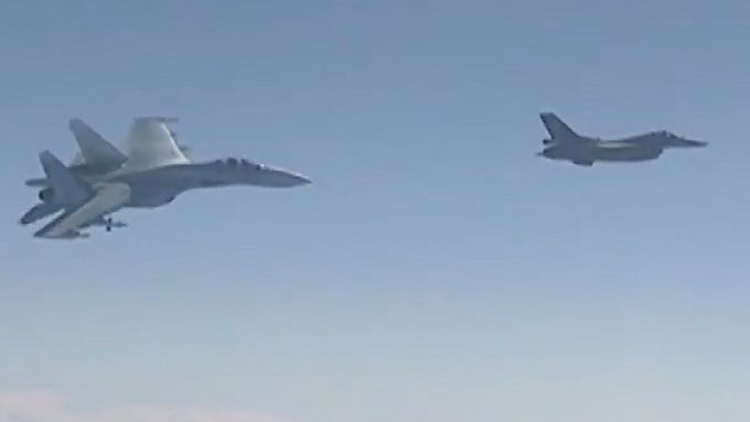 Stíhačka F-16 z NATO se nad Baltem přiblížila k letounu s ruským ministrem obrany. Ruská stíhačka Su-27 ukázala výzbroj a aliační stroj se vzdálil.
