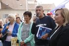 Marně se Babiše tázala, zda by se nechal vydat soudu. Od jeho příznivců to schytala