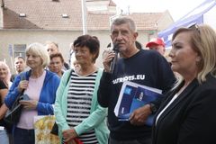Marně se Babiše tázala, zda by se nechal vydat soudu. Od jeho příznivců to schytala