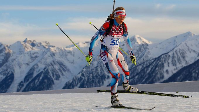 Prohlédněte si fotografie z dramatického závodu biatlonistek na olympiádě v Soči, v němž Gabriela Soukalová i Veronika Vítková statečně bojovaly o medaile.