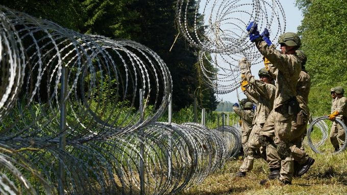 Litevští vojáci staví bariéru na hranici s Běloruskem.