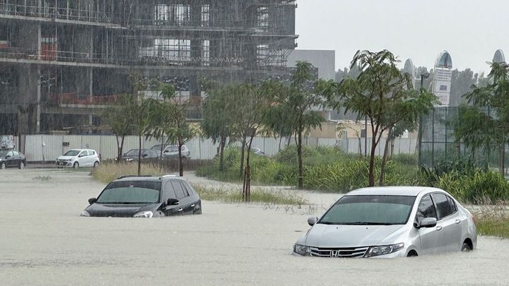 Záplavy v Dubaji ochromily provoz na letišti, děti nešly do školy a úředníci do práce