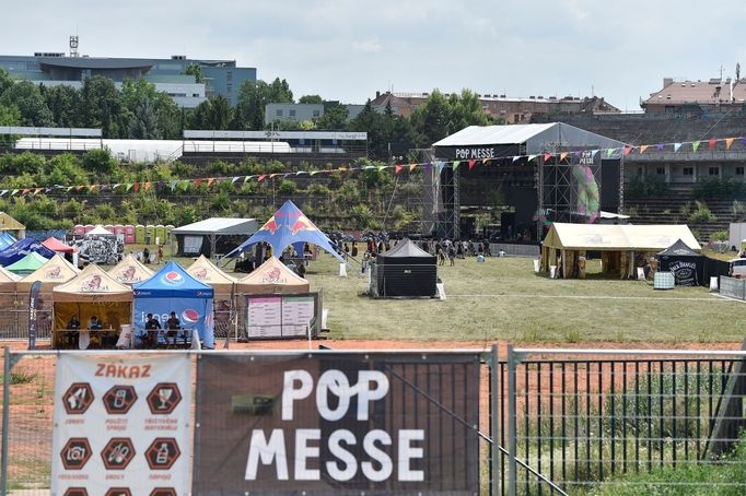 Festivalový areál na bývalém fotbalovém stadionu za Lužánkami.