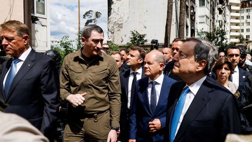Zleva rumunský prezident Klaus Iohannis, německý kancléř Olaf Scholz a italský premiér Mario Draghi na návštěvě zničeného města Irpiň.