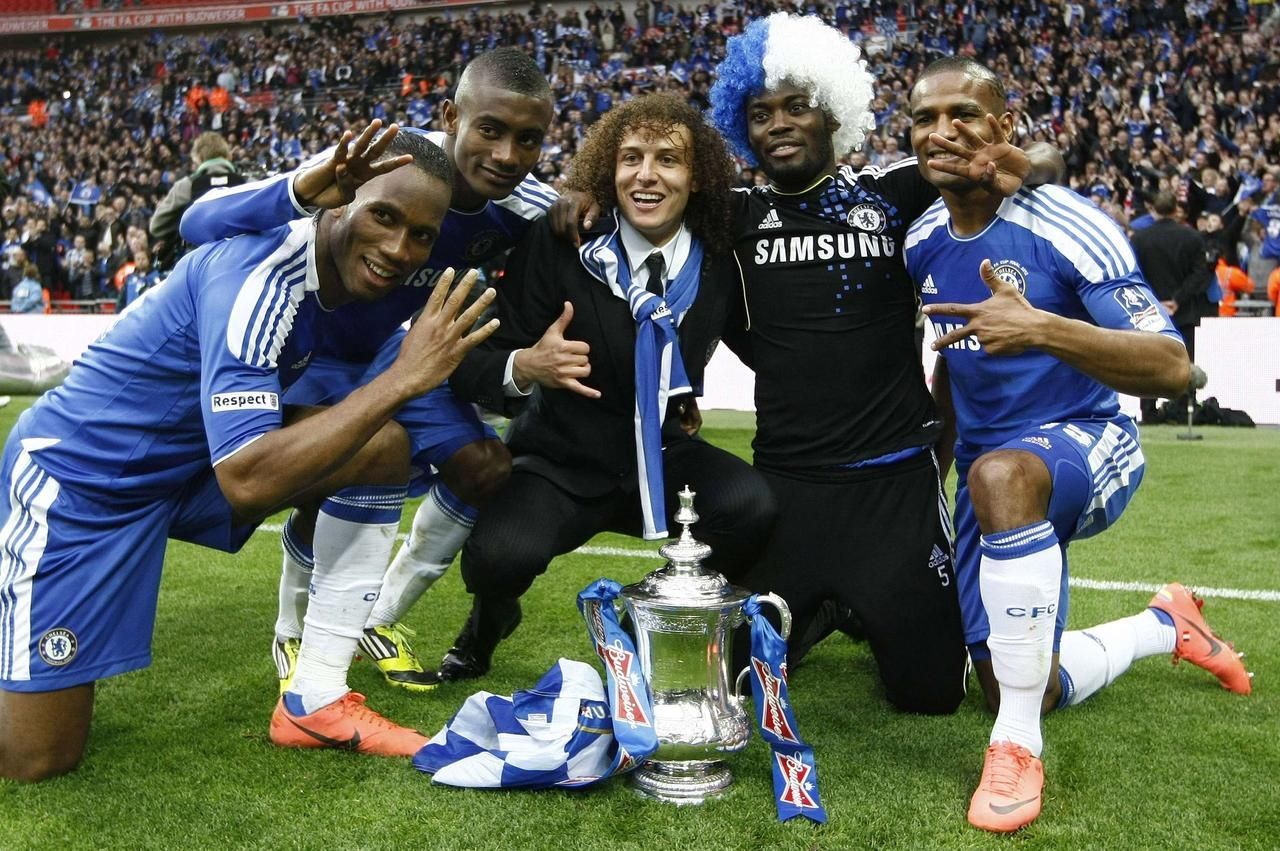 Chelsea s pohárem FA cup. Didier Drogba, Salomon Kalou, David Luiz, Michael Essien a Florent Malouda