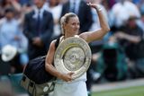 Angelique Kerberová si odnáší výstroj i cenu pro vítězku Wimbledonu.