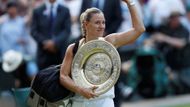 Angelique Kerberová si odnáší výstroj i cenu pro vítězku Wimbledonu.