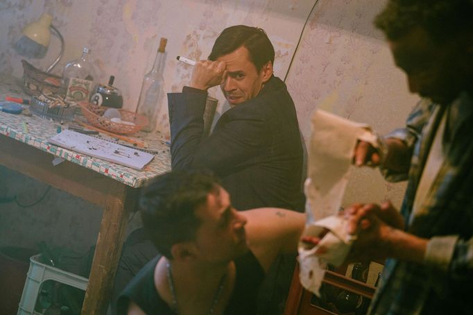 Vzadu je Jan Hofman jako Marek Severa.