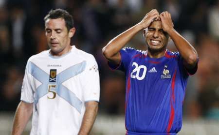 David Trezeguet (vpravo) lituje promarněné šance v zápase Francie proti Skotsku