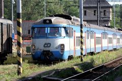 Srážka vlaku s kamionem uzavřela trať na Rožnov
