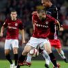 Orlando Engelaar (Eindhoven) se snaží odebrat míč Janu Holendovi (Sparta) v utkání Evrospké ligy.