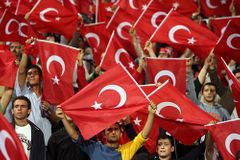 VIDEO: V Turecku pobodali trenéra přímo na lavičce