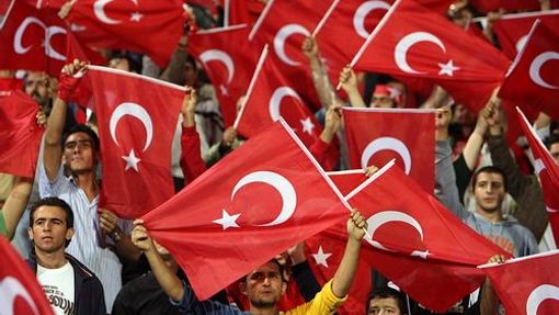 Turečtí fanoušci slaví gól svých fotbalistů v utkání s Maďarskem.