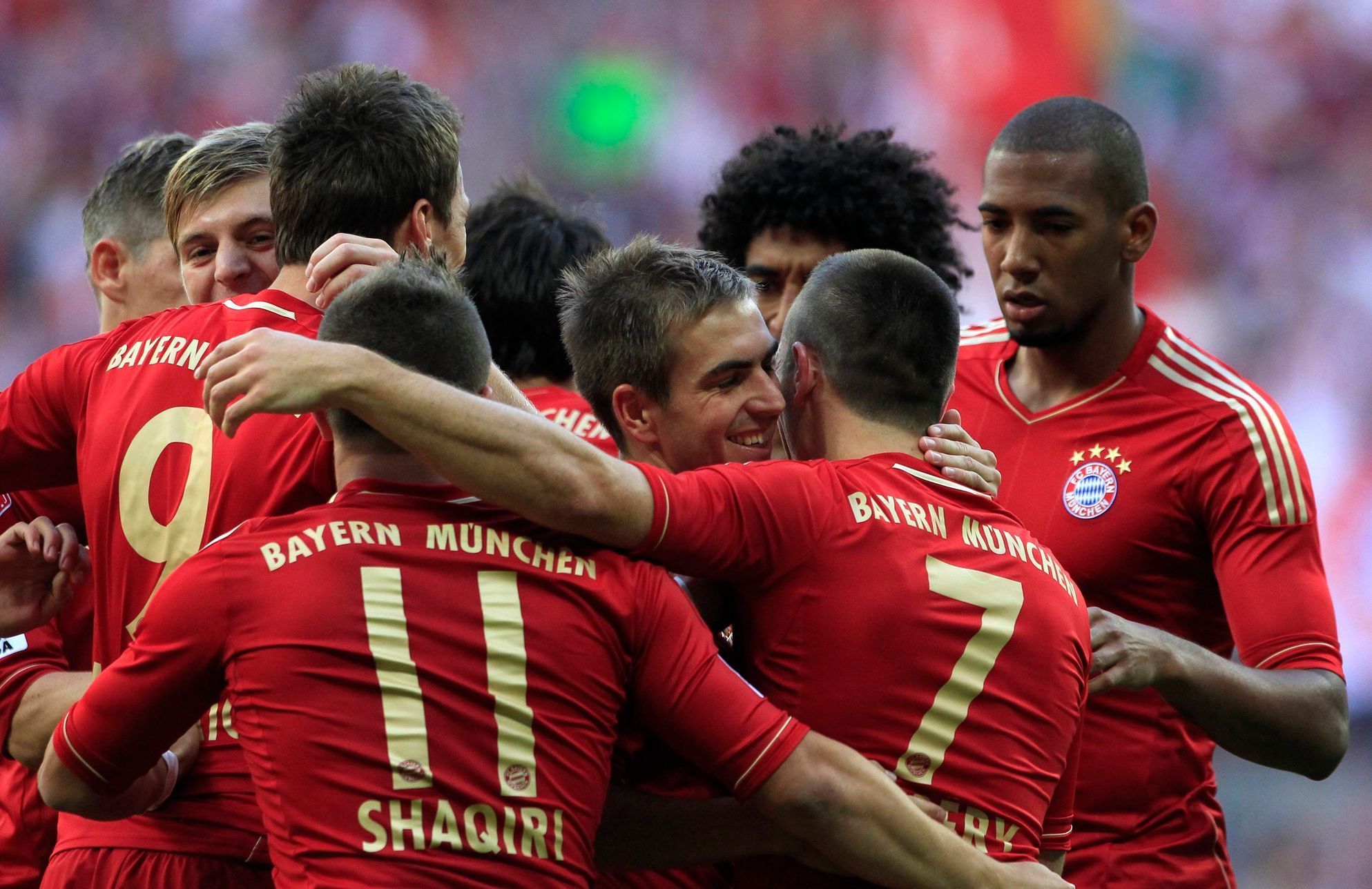 Fotbalisté Bayernu Mnichov oslavují gól Francka Ribéryho proti Hoffenheimu
