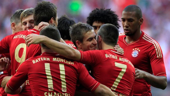Fotbalisté Bayernu Mnichov oslavují gól Francka Ribéryho proti Hoffenheimu