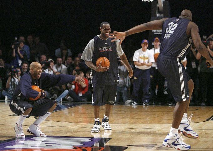 Shaquille O'Neal předvádí na tréninku před vyprodanou arénou breakdance. Show must go on.